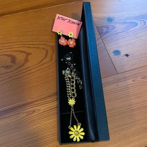 NWT Betsey Johnson Daisy Earrings and Necklace Set